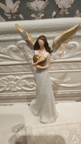 Anjel objímajúci srdce, 17cm
