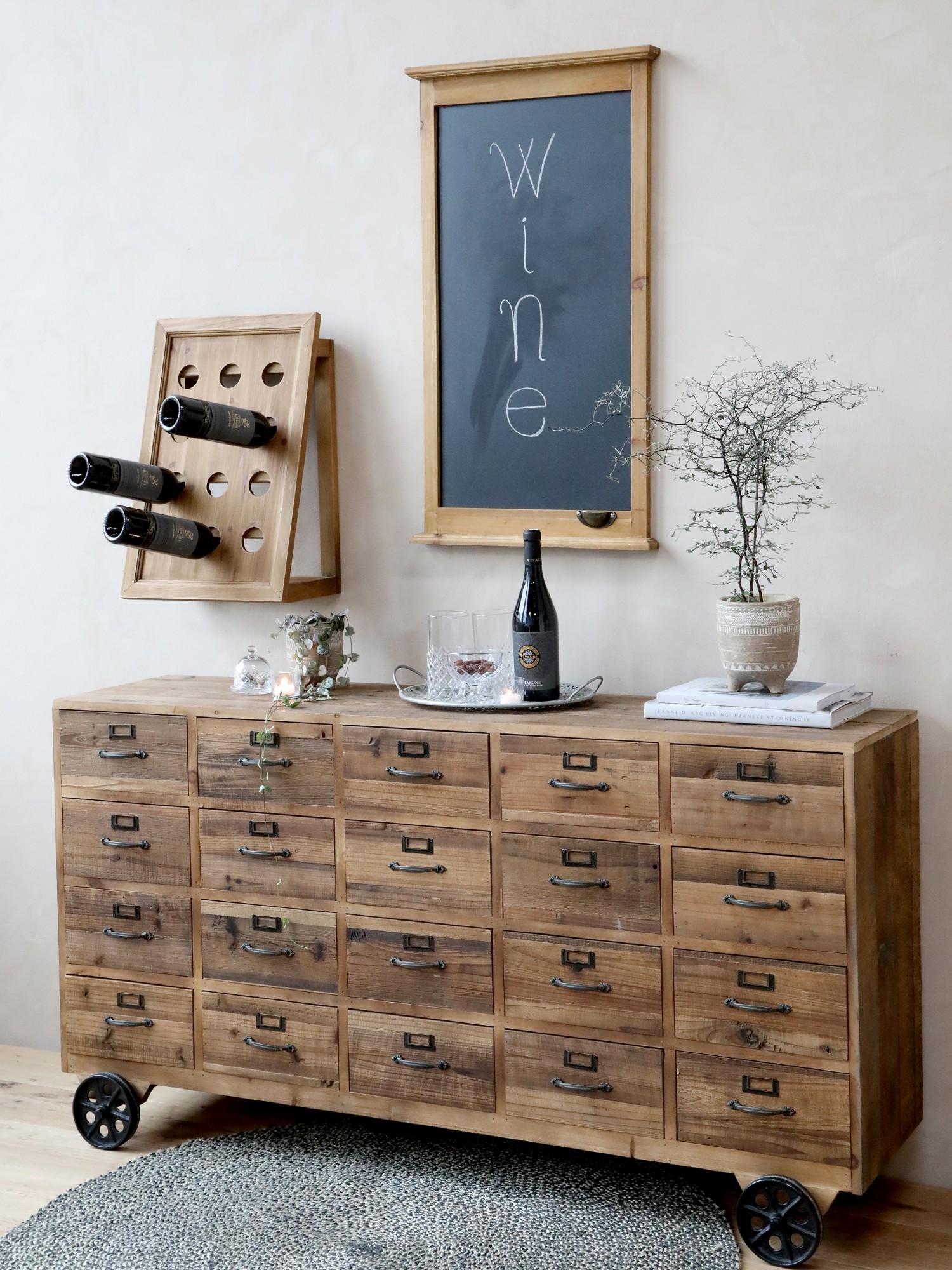 Drevená komoda na kolieskach so šuflíčkami Offile - 156*39*83cm