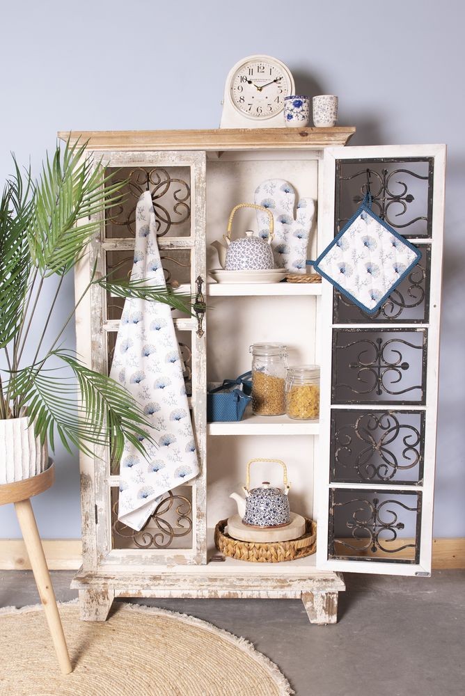 Krémová vintage skriňa s odieraním a kovovými ornamentmi - 74 * 37 * 131 cm