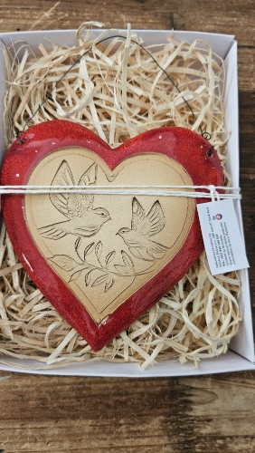 Srdce červené s holubicami, 13x13cm plus drôtik