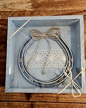 Podkova v drevenom rámiku 17x17cm s krajkou 